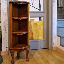 Angoliera in legno a giorno.