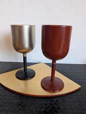 Due bicchieri da vino, oro e vermiglio, con difetti