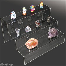 UN ESPOSITORE A SCALETTA IN VETRO ACRILICO PER MINERALI