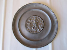 Piatto antico in peltro vintage scena donna con boccali primi metà del '900