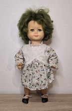 Simpatica bambola di plastica