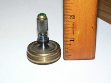 Top in ottone/titanio fresato e pressato a mano con sfera in ceramica/pietra Jem verde