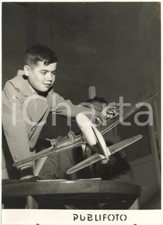 1954 MILANO - Maurizio LAFES gioca con modellino aereo ALITALIA (2) *Foto 13x18