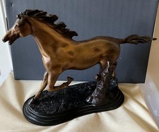 Statua in bronzo di un cavallo in corsa. Il peso della statuina è di 6 kg 378 g.
