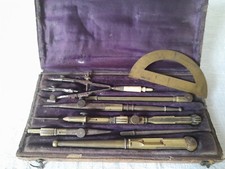 Vecchio astuccio strumenti per