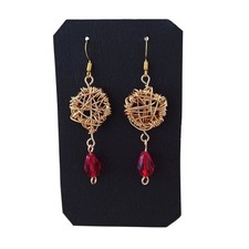 orecchini pendenti a goccia metallo dorato e goccia rossa bigiotteria handmade