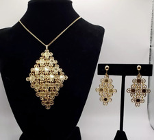 set COLLANA e ORECCHINI SARAH COVENTRY con pendente metallo dorato del 1971