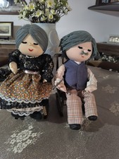 Bambole di pezza coppia di nonni su sedia a dondolo