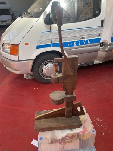 Antica tappatrice legno con - tappatrice,