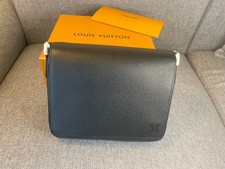 Louis Vuitton - District PM