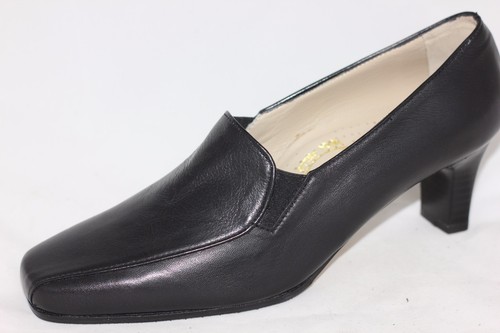 Scarpa decoltè accollata