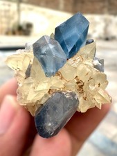 Raro grappolo di cristalli celesti blu con esemplare di calcite 285 carati @minerale