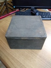 Scatola di latta vintage con vecchi oggetti cimeli militari