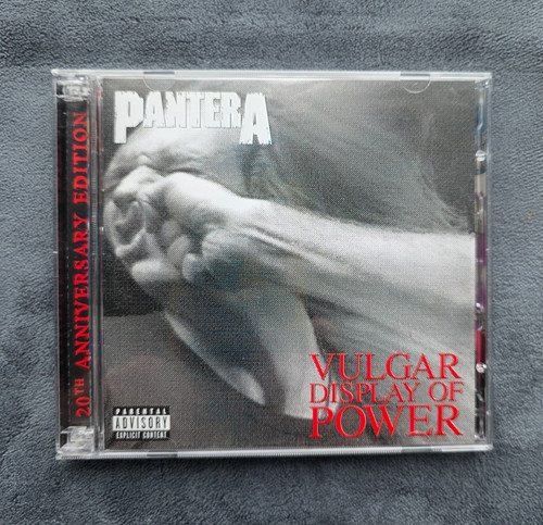 Pantera vulgar display of - ,