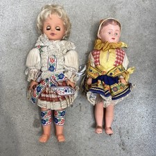 Due bambole D’Epoca  in abiti tradizionali