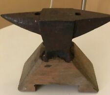 piccola incudine da orafo con base in legno 1940