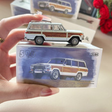 Modellino sportivo 1:64 596 argento/bianco Grand Wagoneer SUV ORV pressofuso auto da collezione