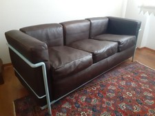 Divano 3 posti Cassina LC2. Misure 180x70x68. Cuoio e acciaio azzurro polvere. 