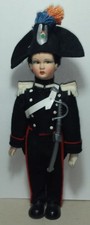 BAMBOLINA CHE RAPPRESENTA UN CARABINIERE  IN GRAND'UNIFORME AN 60 IN PANNO LENCI