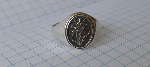 Anello bianco pregiato