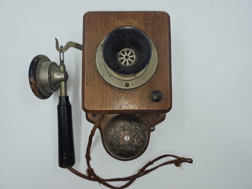 Vecchio telefono parete legno