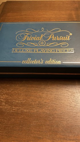 Trivial pursuit deluxe playing - trivial,