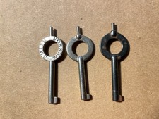 Tre vecchie chiavi per manette