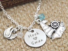 Collana once Upon A Time Pendente Gancio E Emma Ouat Hook And Swan Pendente