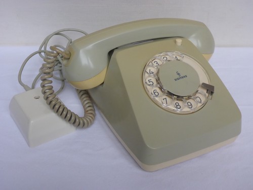 Vecchio telefono con quadrante - vecchio,