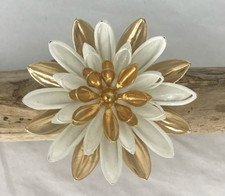 SPILLA SARAH COVENTRY  fiore petali colore oro smalto bianco del 1966