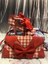 Tacchi e borsa irregolari a