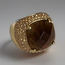 Anello Kenneth Jay Lane KJL tono oro con pietre di cristallo pietra centrale ambra