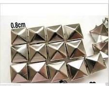 GRANDE PROMOZIONE!!!250pz 0,8cm borchie sfuse a piramide + 6pz borchie teschi