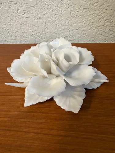 Statuina rosa porcellana
