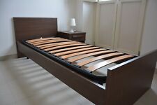 CAMERA DA LETTO SINGOLA: cornice in legno con rete a doghe, comodino e lampada