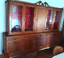 Mobile in legno vintage con credenze, cassetti e ante