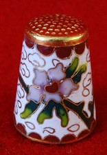 RARO DITALE IN CLOISONNE' COLOR BIANCO CON DECORI FLOREALI EPOCA 1960-671-