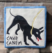 CAVE CANEM ATTENTI AL CANE TERRACOTTA INVETRIATA DIPINTA A FUOCO CM 20X20 CIRCA