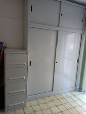 armadio metallico con sopralzo, ante scorrevoli e cassettiera metallica