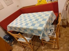 cucina completa di elettrodomestici usata con tavolo e panca