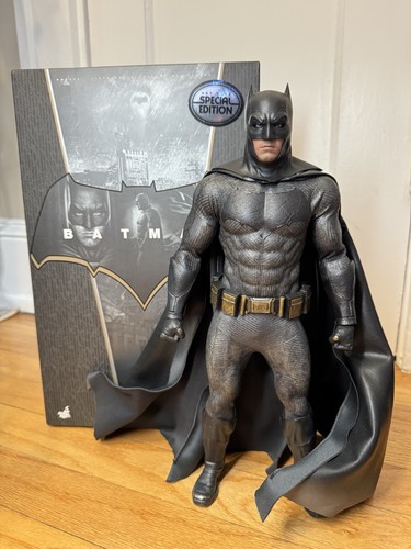 Hot toys batman - v, superman