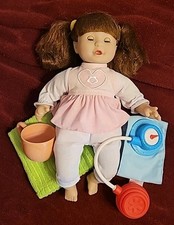 BAMBOLA MELISSA & DOUG MINE TO LOVE BRIANA, TOP, PANTALONI, TAZZA, POLSINO PRESSIONE SANGUIGNA +