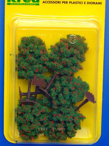 Alberi con fiori rossi per