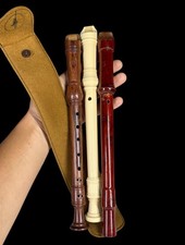 Tre registratori d'epoca Yamaha Kent e interpreti