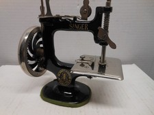 Macchina da cucire a manovella giocattolo per bambini modello Singer 20 vintage