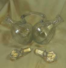 DOPPIA BOTTIGLIA OLIO ACETO IN VETRO  CON ANSA E TAPPI IN VETRO PRIMA METÀ...