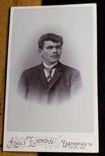 giovane uomo con barba -