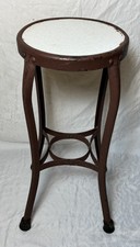 Vecchio sgabello industriale