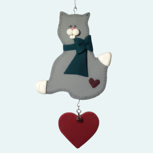 Gatto grigio piatto con - , fiocco