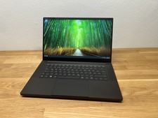 Base Razer Blade 15 (2021) •